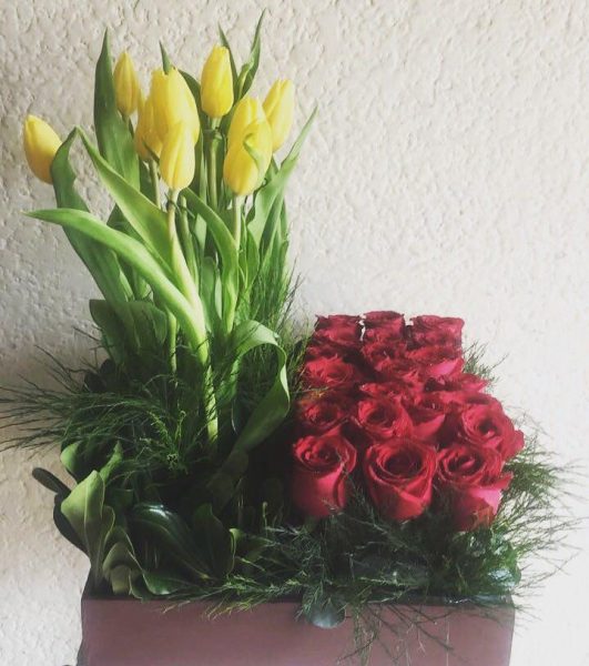 Frio Elegantes Arreglos Florales Con Tulipanes Y Rosas